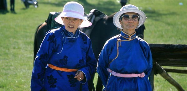 zwei ältere Damen auf dem Nadam-Fest